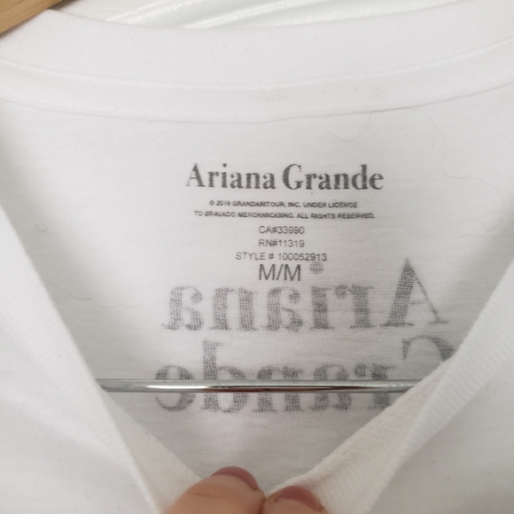 SOLD NWOT Ariana Grande upside down Oversized graphic tshirt M - Picture 3 of 6